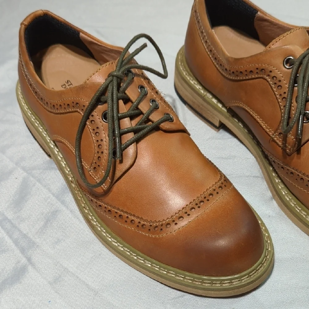 Brown Leather Oxford Shoes with Lace-Up Design